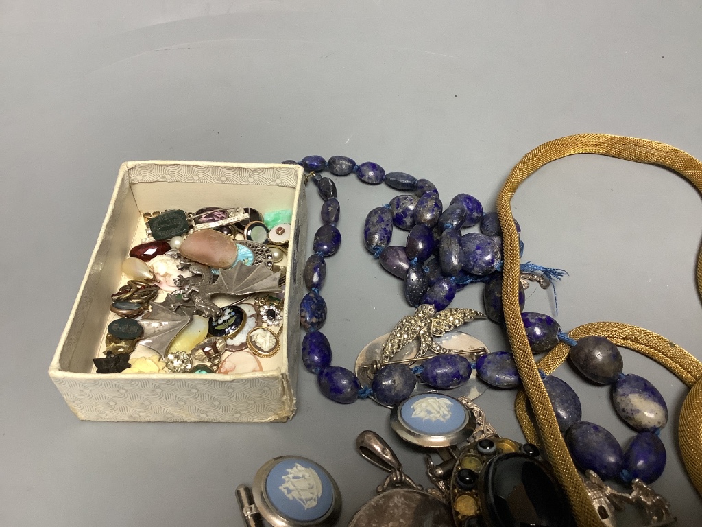 Mixed jewellery and silver including a pair of Edwardian silver and Scottish hardstone inset pill boxes, a silver and enamel brooch, a sterling and enamel brooch, a silver dragon brooch, etc.